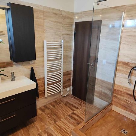 Appartement Apartman Dominika à Rovinka Extérieur photo